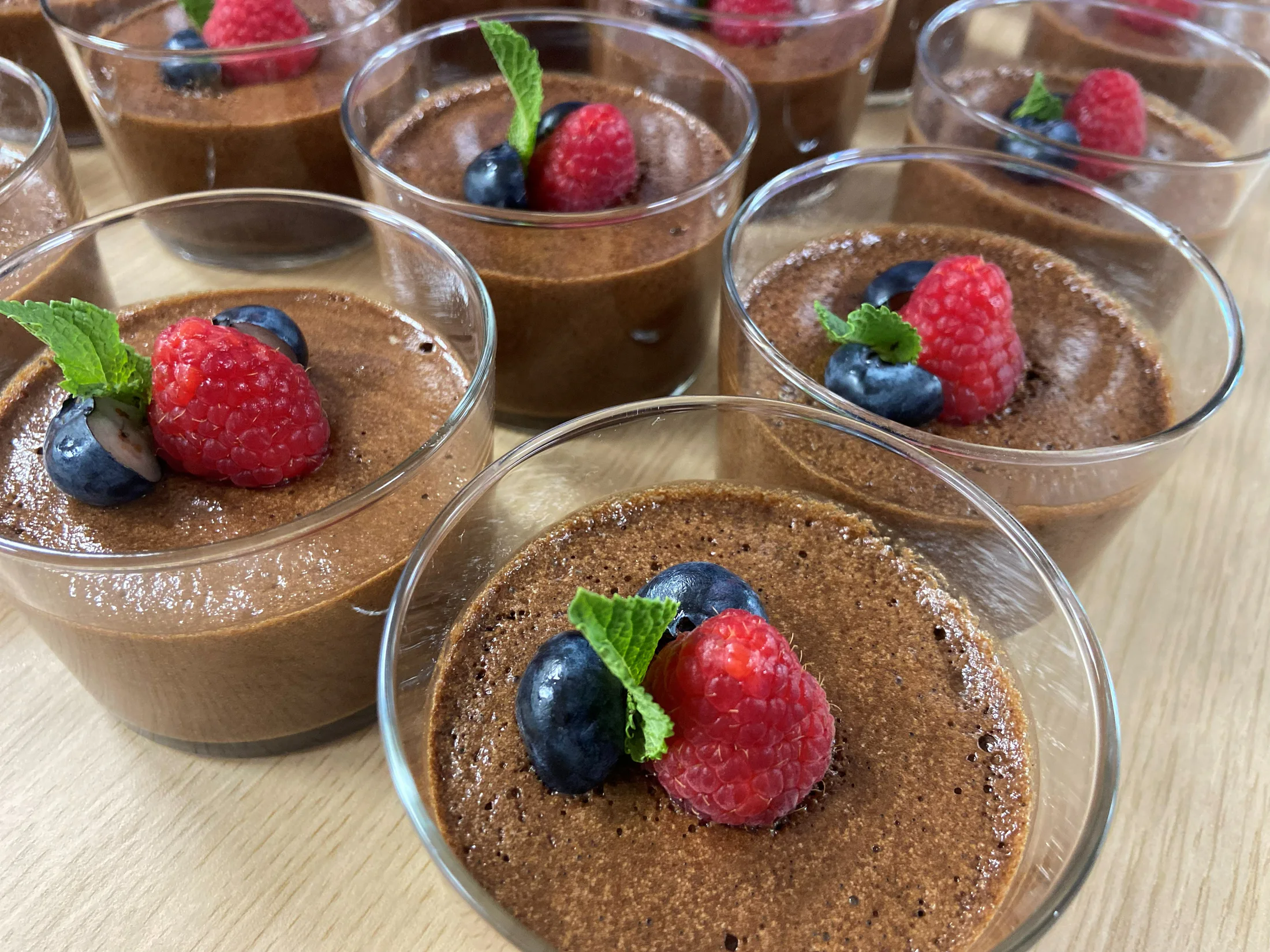 Sobremesas de chocolate com frutos vermelhos e hortelã