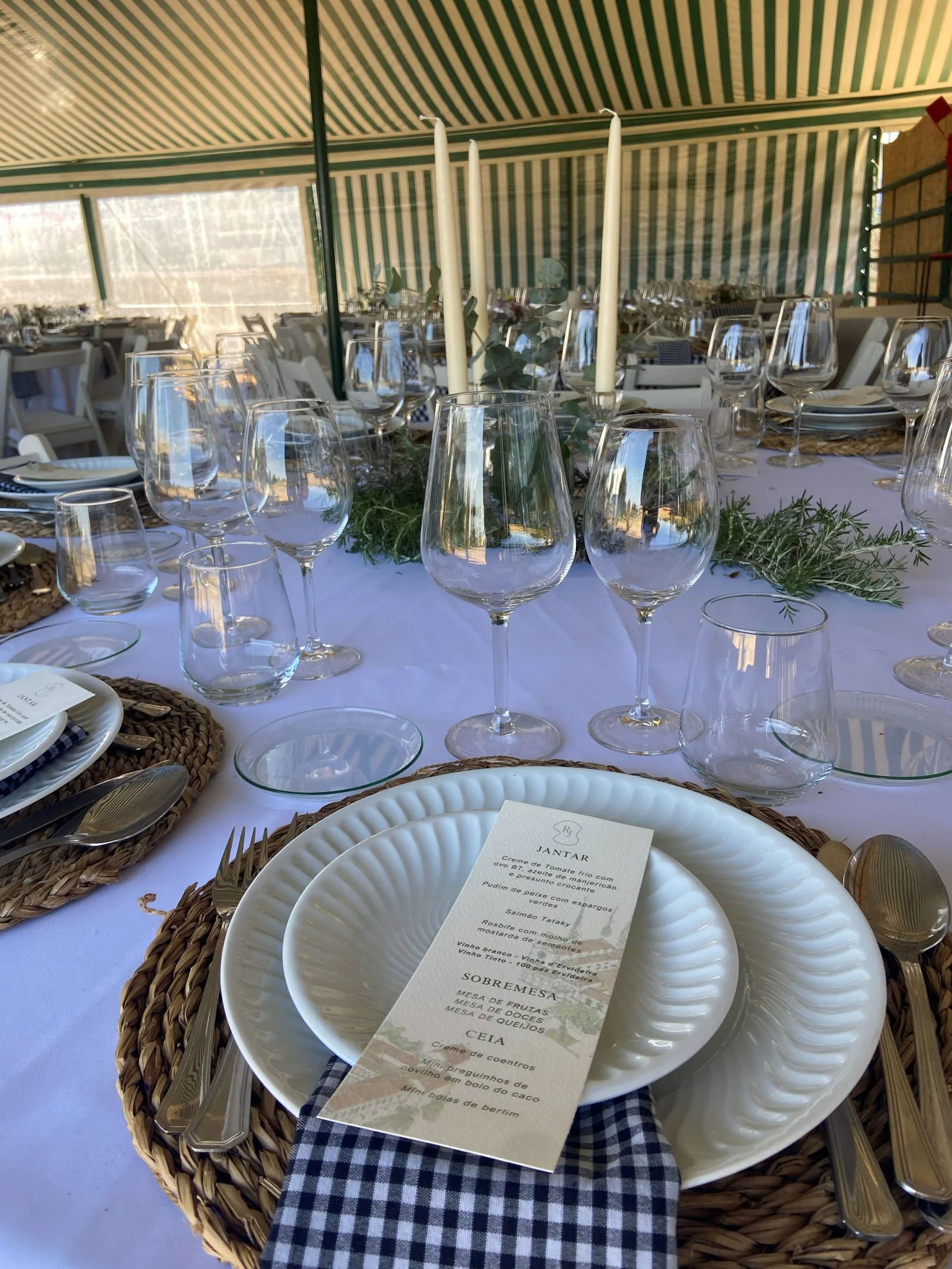 Mesa de jantar ao ar livre preparada para um evento privado